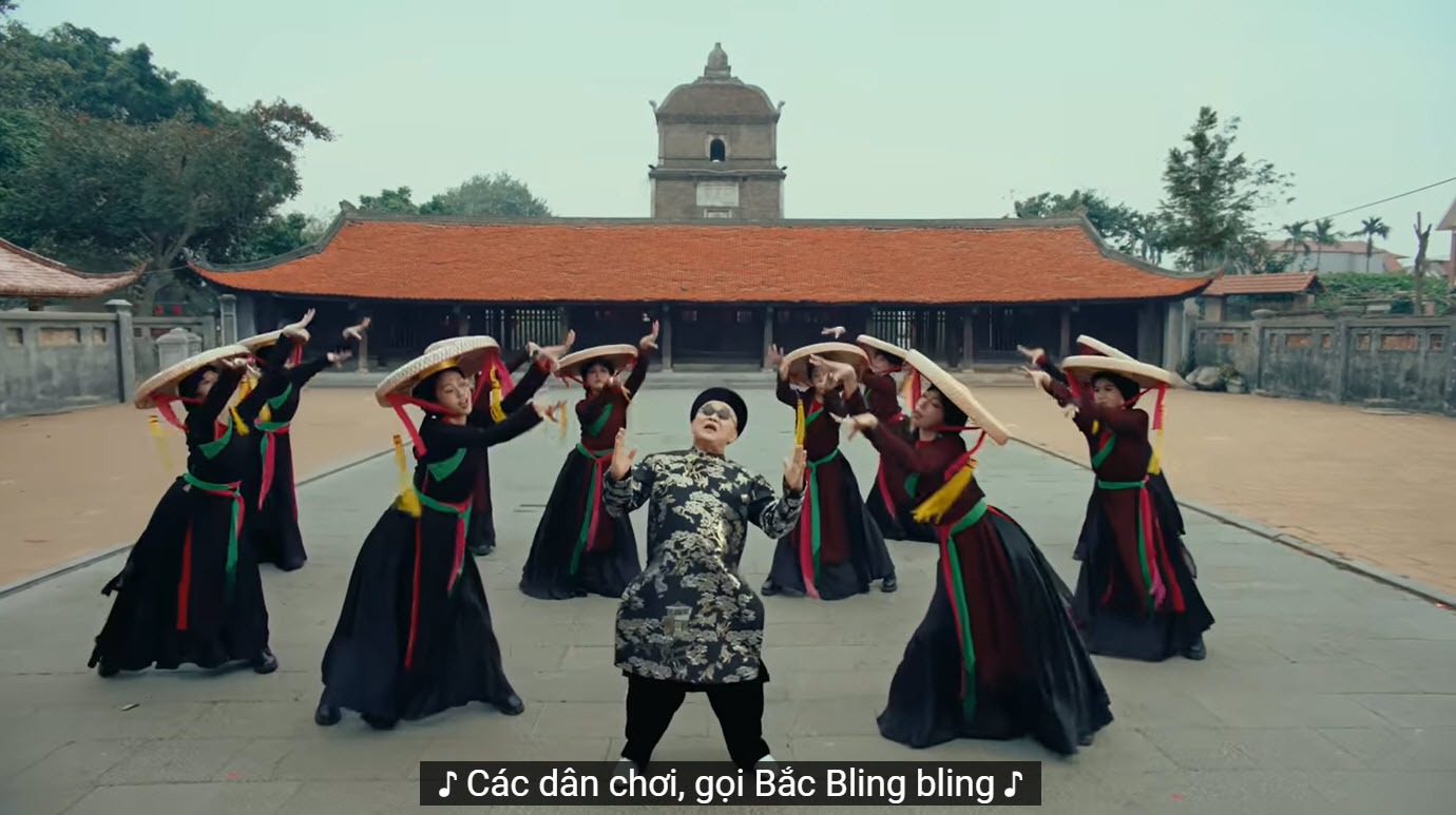 Những địa danh nổi tiếng nào xuất hiện trong MV "Bắc Bling" của Hòa Minzy? - 2