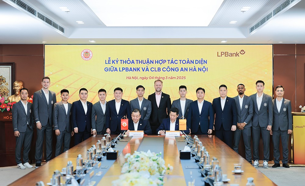 Ông Vũ Quốc Khánh, Tổng Giám đốc LPBank (phải) và Đại tá Trần Văn Hùng, Phó Chủ tịch CLB CAHN (trái) ký kết thỏa thuận hợp tác toàn diện