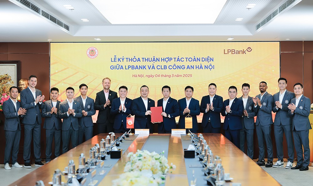 Lãnh đạo LPBank và CLB CAHN cùng các cầu thủ chụp ảnh lưu niệm tại sự kiện