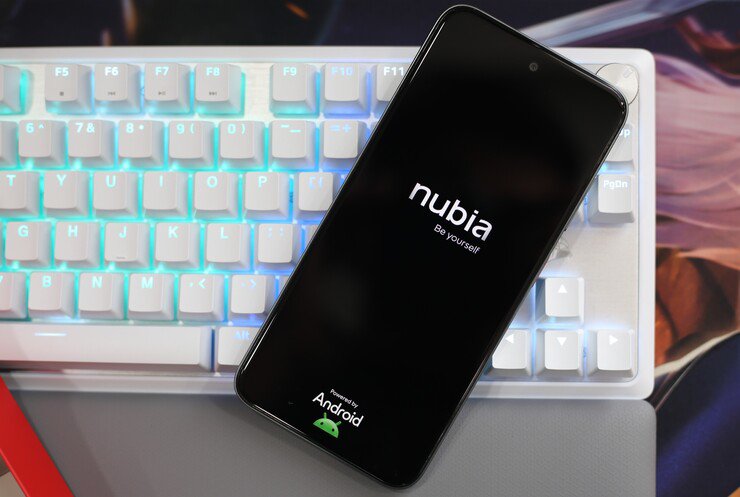 Nubia V70 Design chạy hệ điều hành tùy biến từ Android 14.