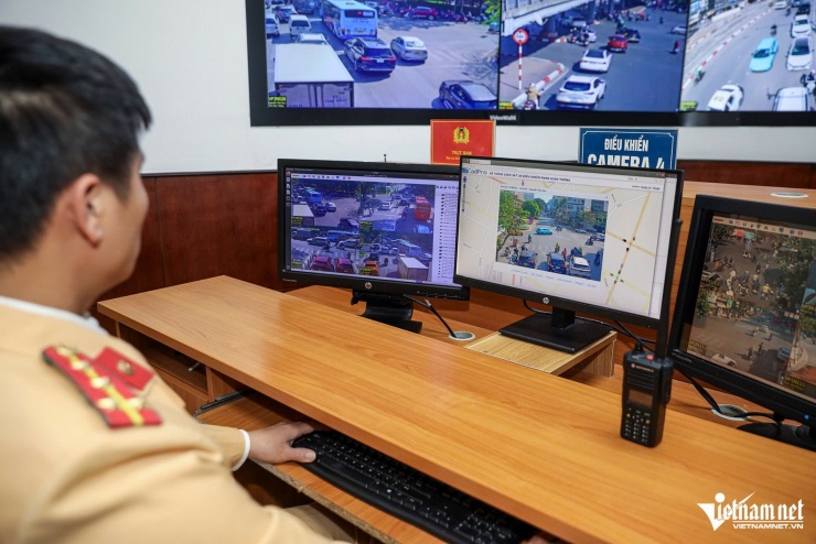 Đại diện Đội Chỉ huy giao thông và đèn tín hiệu giao thông cho biết, ngay khi hệ thống camera giám sát phát hiện vi phạm sẽ thông báo cho cán bộ, chiến sỹ trực. Sau đó, cán bộ trực sẽ thông báo cho các tổ CSGT đang làm nhiệm vụ trên đường để dừng xe, xử lý vi phạm. Trong trường hợp không dừng được phương tiện thì sẽ gửi thông báo phạt nguội.