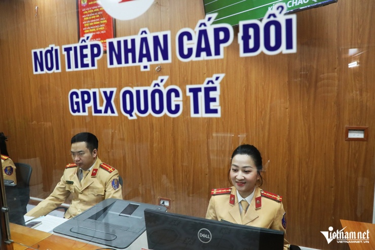 Lực lượng CSGT thực hiện đổi giấy phép lái xe thông qua hình thức trực tiếp và trực tuyến. Ảnh: Đình Hiếu