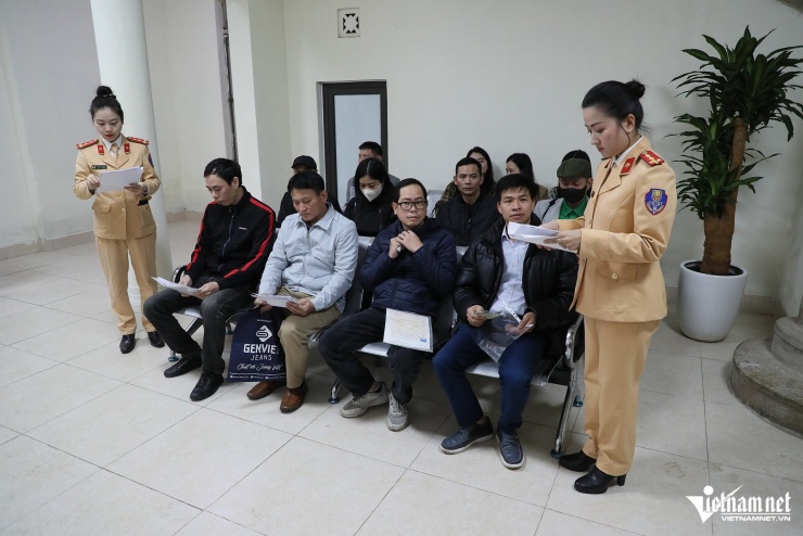 Để tránh phải xếp hàng, CSGT khuyến khích người dân làm thủ tục trực tuyến. Ảnh: Đình Hiếu