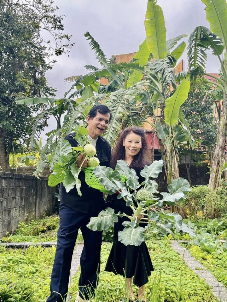 Bố lai Pháp của Hồ Ngọc Hà 50 năm đi đâu cũng "kè kè" vợ, độ lãng mạn không thua kém chàng rể Kim Lý - 3