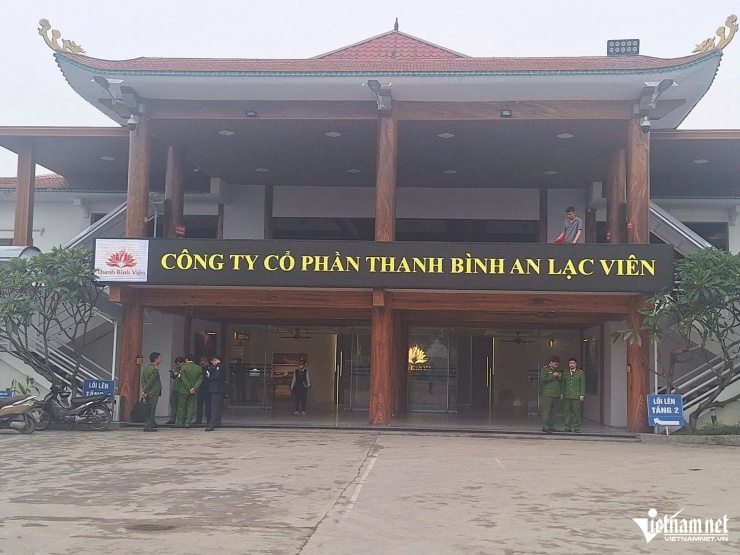 Lực lượng Công an tỉnh xuất hiện tại Công ty Thanh Bình An Lạc Viên vào chiều 5/3.