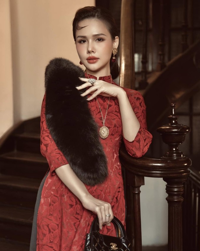 Phanh Lee phối áo dài cùng phụ kiện vintage.