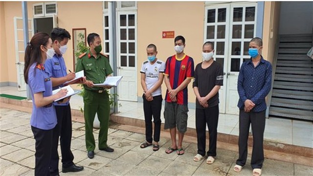 Cơ quan tố tụng làm việc với các nghi phạm. Ảnh minh hoạ