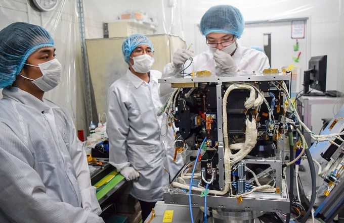 Các kỹ sư của Việt Nam tham gia chế tạo vệ tinh. Ảnh: VNSC