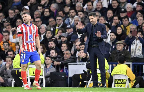 Simeone không đẩy các học trò lên tấn công tìm bàn gỡ, sau khi Real dẫn Atletico 2-1