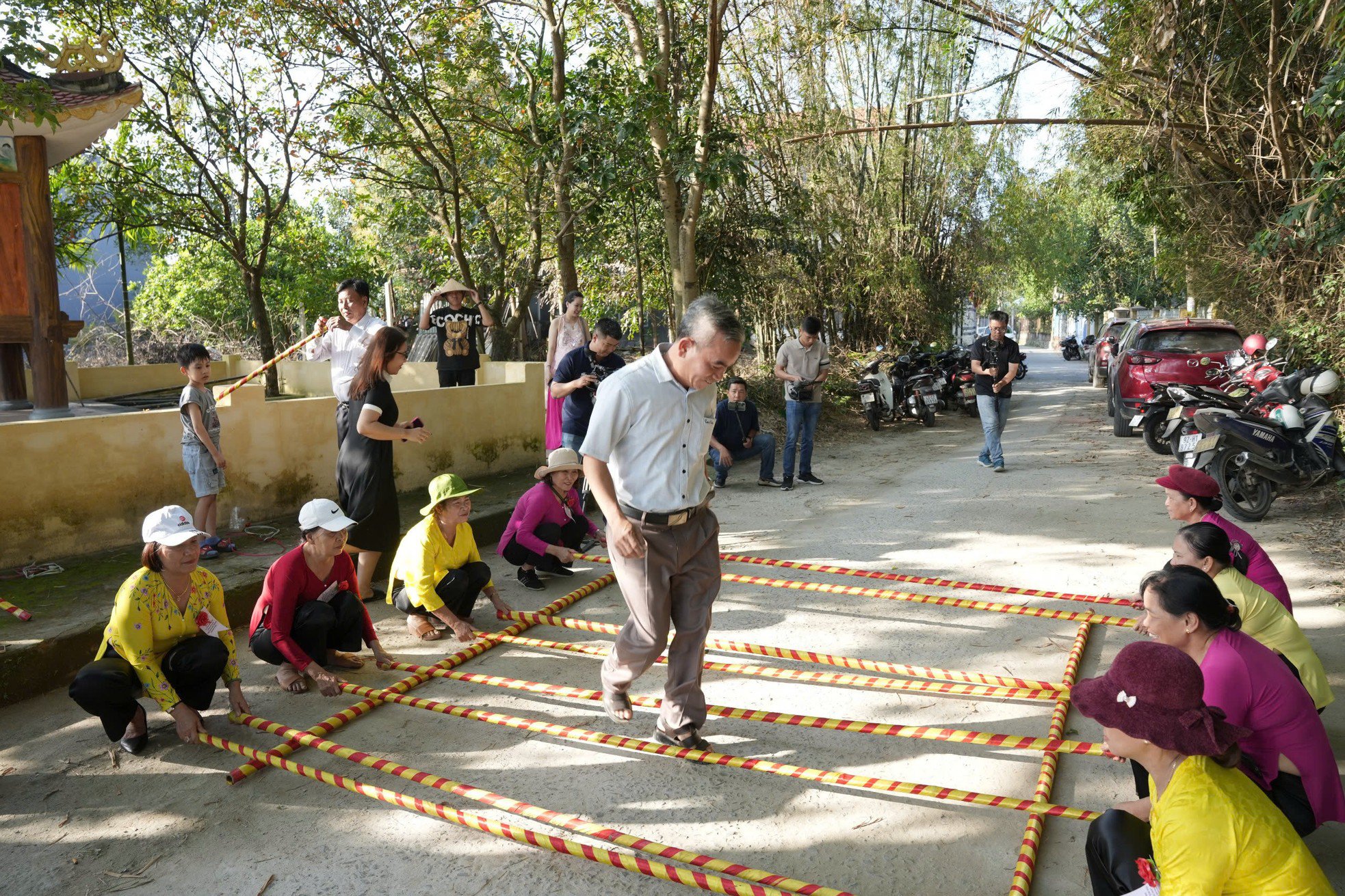 Nét đẹp cổ kính, nguyên sơ của làng hơn 100 tuổi - 9