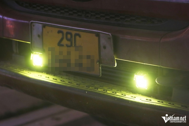 Tài xế ô tô lắp đèn siêu sáng ngỡ ngàng khi nhận phiếu phạt - 2