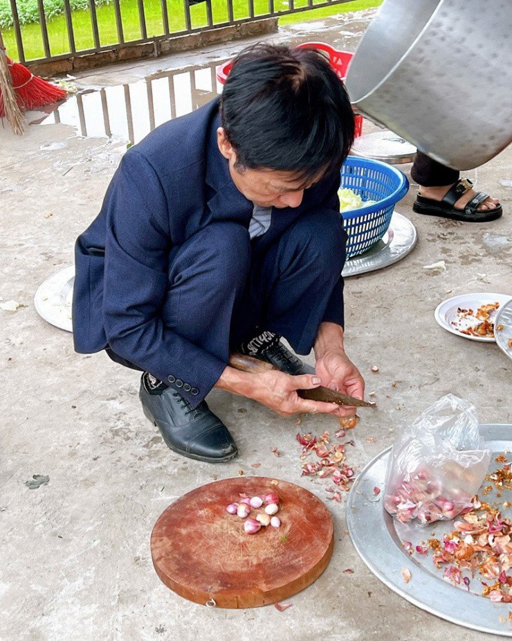 Đàn ông trong xóm xung phong nấu cỗ