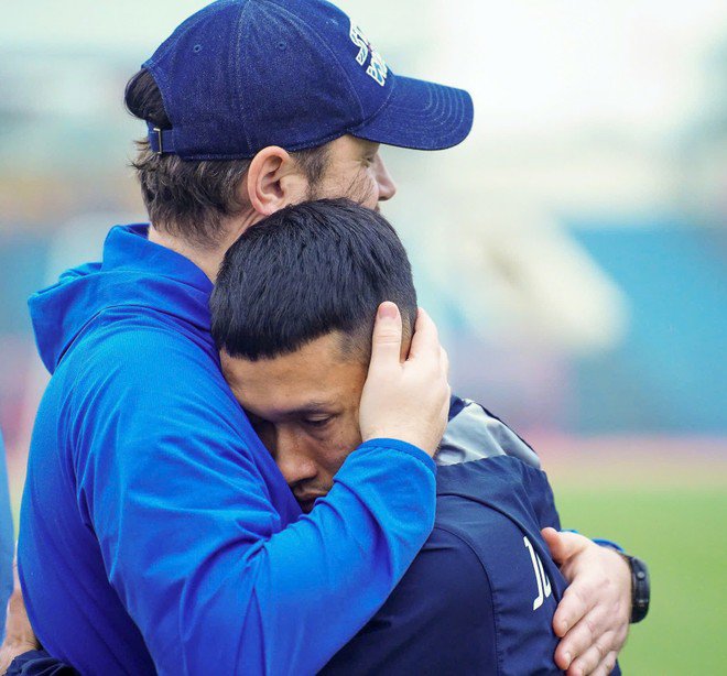 Ngọc Tân ôm chia tay HLV Popov cùng những giọt nước mắt