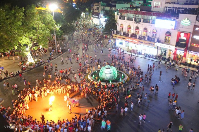 Quảng trường Đông Kinh Nghĩa Thục thường xuyên diễn ra các hoạt động văn hóa nghệ thuật vào dịp cuối tuần hoặc dịp lễ Tết. Ảnh: Ngọc Thành