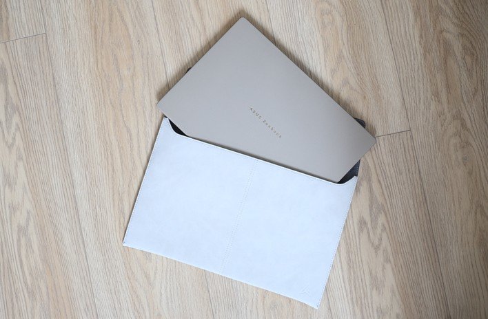 Zenbook A14 (UX3407) với tui đi kèm.