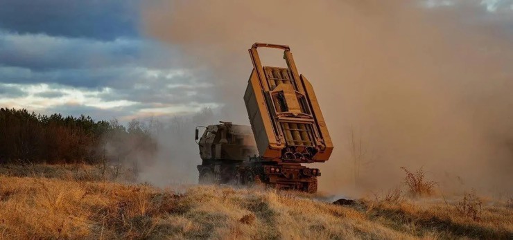 Pháo phản lực HIMARS do Mỹ cung cấp cho Ukraine. Ảnh: Forbes.