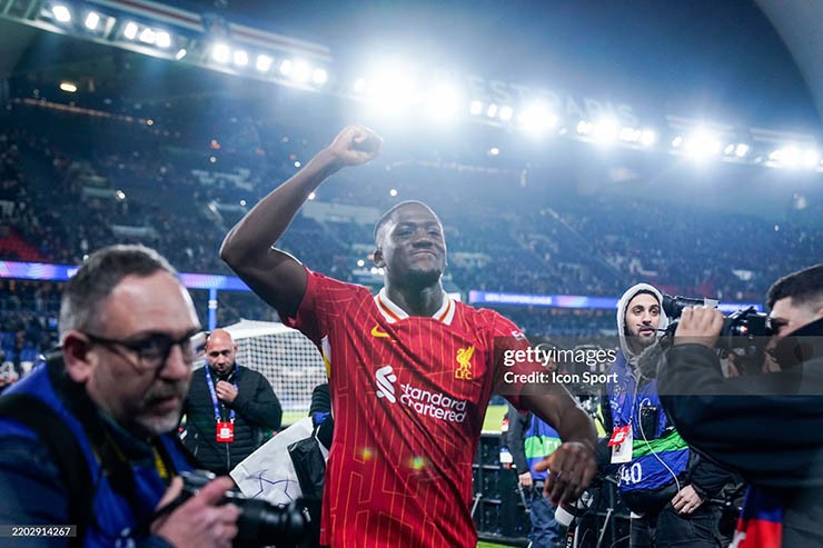 Konate may mắn thoát thẻ đỏ, góp công lớn giúp Liverpool giành chiến thắng