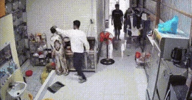 Clip người vợ bị chồng đánh gục khi đang nấu ăn: Công an vào cuộc