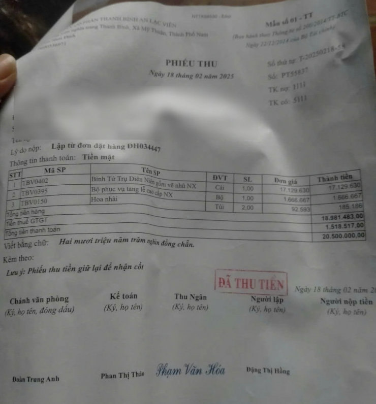 Gia đình chị Đinh Thị Hương mua tiểu quách và các phụ phẩm với giá hơn 20 triệu đồng. Ảnh: NVCC.