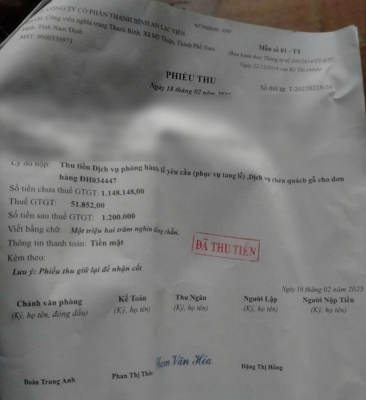 Gia đình chị Hương phải đóng thêm 1,2 triệu đồng, trong đó có dịch vụ phòng tang lễ yêu cầu và chèn quách gỗ. Ảnh: NVCC.