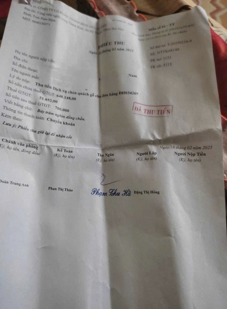 Và cũng phải đóng thêm 700 nghìn tiền dịch vụ chèn quách gỗ. Ảnh: NVCC.