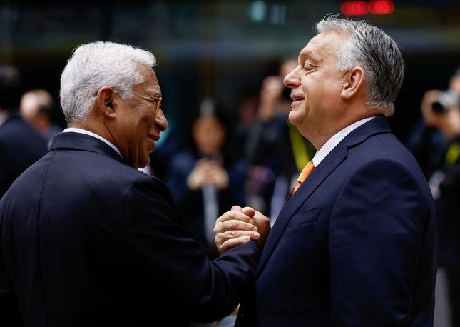 Chủ tịch Hội đồng Châu Âu Antonio Costa (trái) và Thủ tướng Hungary Viktor Orban. (Ảnh: Reuters)