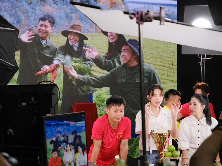 Hoa hậu Thùy Tiên bị tố quảng cáo "lố"&nbsp;kẹo rau củ hợp tác với Quang Linh Vlogs, Hằng Du Mục