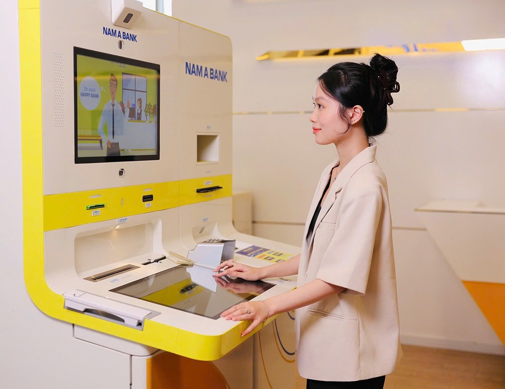 Khách hàng giao dịch tại Nam A Bank.