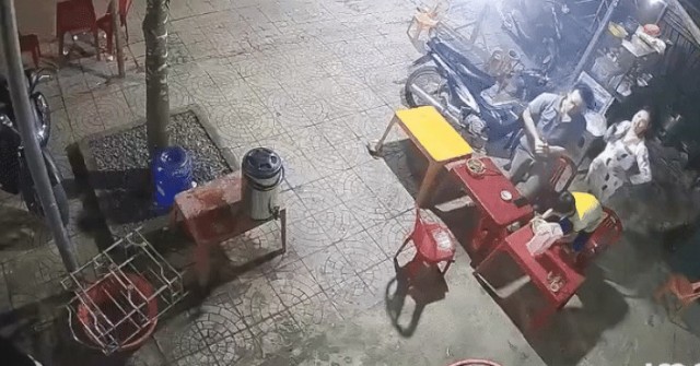 Video: Phẫn nộ người phụ nữ ném vật cứng khiến cháu bé nhập viện