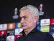 Đội Mourinho thua 3 bàn ở Europa League, “Người đặc biệt” bị tố thiếu tôn trọng phóng viên