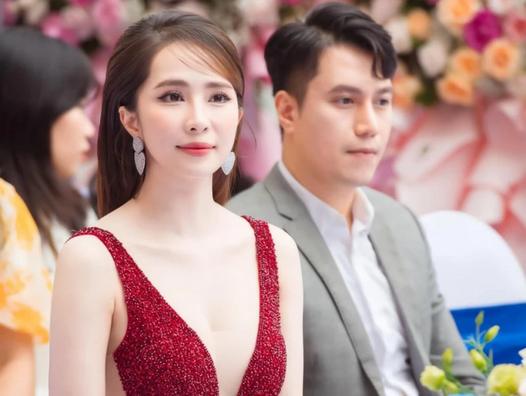 &nbsp;Quỳnh Nga từng chia sẻ về Việt Anh: “Tôi nghĩ gặp một người đẹp trai, lịch sự như thế bất cứ người phụ nữ nào cũng thấy 'hay ho' nhưng để mở lòng bắt đầu vào mối quan hệ tìm hiểu chắc chúng tôi đều đang bận".&nbsp;