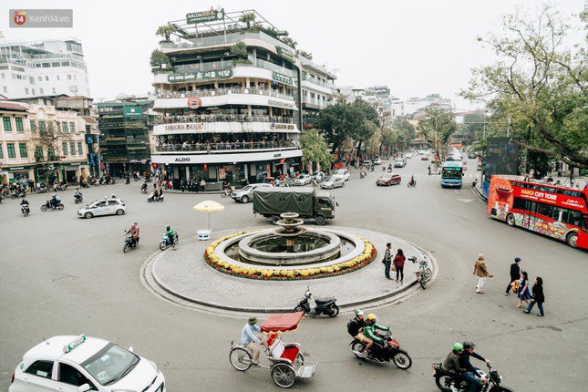 Không gian bao gồm Quảng trường Đông Kinh Nghĩa Thục, tòa nhà Hàm cá mập và một phần hồ Hoàn Kiếm. Ảnh: Hồng Vĩnh