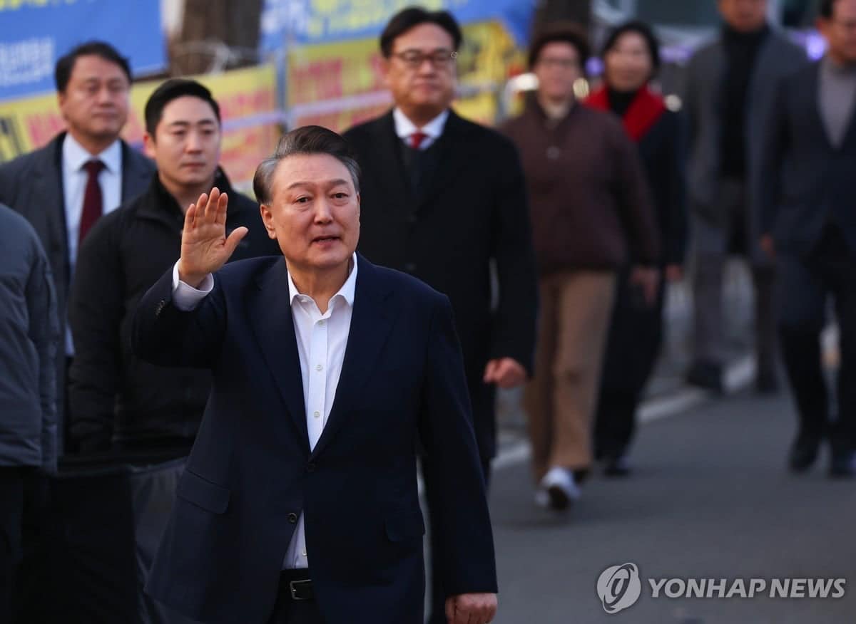 Ông Yoon Suk Yeol rời khỏi trại giam (ảnh: Yonhap)