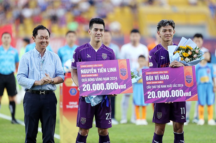 Chiều ngày 8/3, CLB Bình Dương có cuộc tiếp đón Thể Công Viettel ở vòng 16 của V-League 2024/25. Trước khi trận đấu diễn ra, Tiến Linh và Vĩ Hào nhận được phần thưởng từ CLB sau thành tích giành Quả bóng vàng Việt Nam 2024 và Cầu thủ trẻ xuất sắc nhất năm 2024.