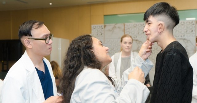 Bệnh viện Hồng Ngọc phối hợp cùng 30 bác sĩ Hoa Kỳ mang lại nụ cười cho bệnh nhân dị tật