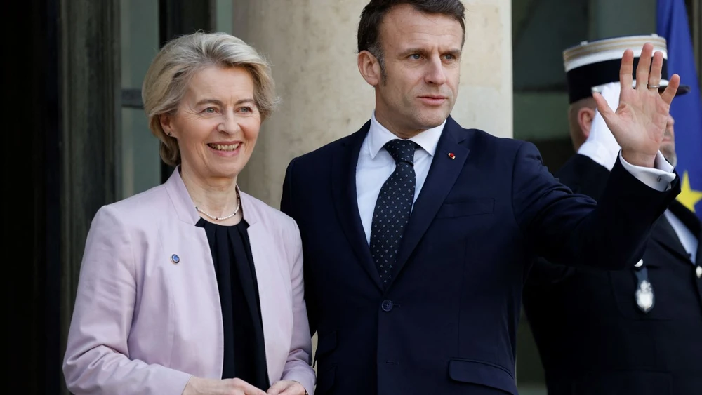 Tổng thống Pháp Emmanuel Macron (phải) và Chủ tịch Ủy ban châu Âu Ursula von der Leyen tham dự hội nghị thượng đỉnh khẩn cấp của các nhà lãnh đạo châu Âu tại Paris (Pháp) ngày 17-2. Ảnh: AFP.