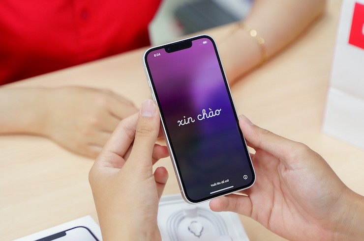 Một khách hàng đang "đập hộp" iPhone 16e ngay trong ngày đầu tiên mở bán tại Việt Nam.