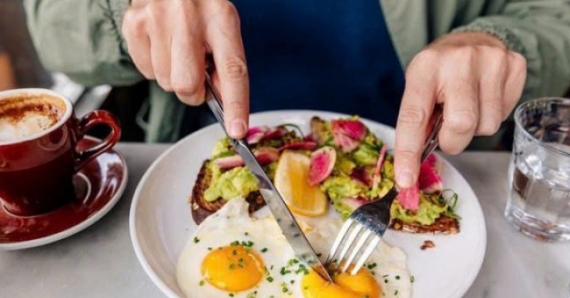 Trứng gà nâu hay trắng tốt hơn: Giải mã bí ẩn dinh dưỡng về màu sắc vỏ trứng