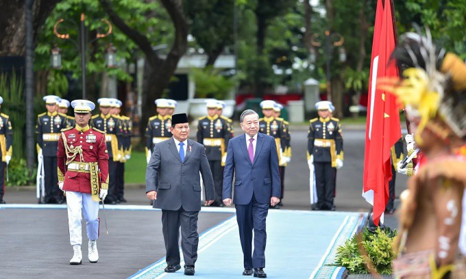 Tổng Bí thư Tô Lâm và Tổng thống Indonesia Prabowo Subianto duyệt đội danh dự trong lễ đón tại Phủ tổng thống ở thủ đô Jakarta ngày 10/3. Ảnh: Baoquocte