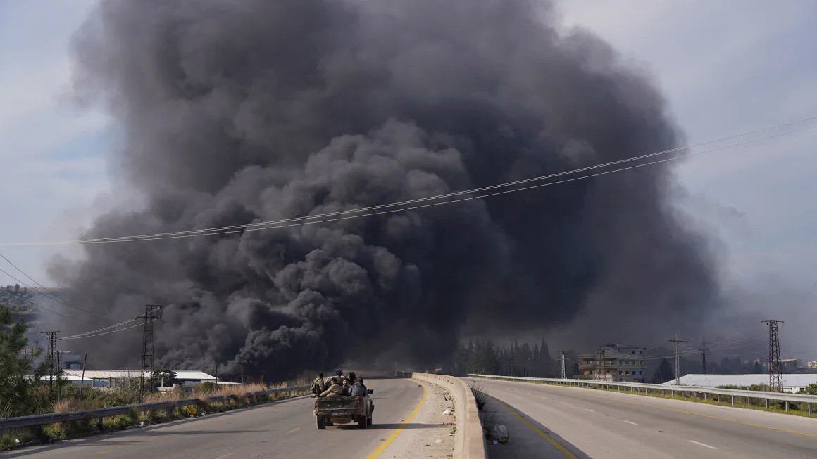 Lính Syria tiến vào khu vực giao tranh ở Latakia hôm 7/3 (ảnh: Reuters)