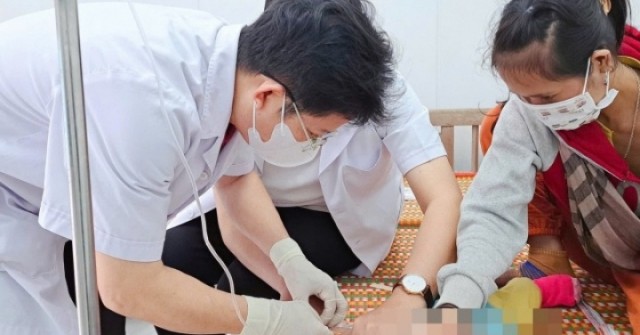 Nhiều học sinh ở một trường tiểu học vùng núi sốt cao, 1 em đã tử vong