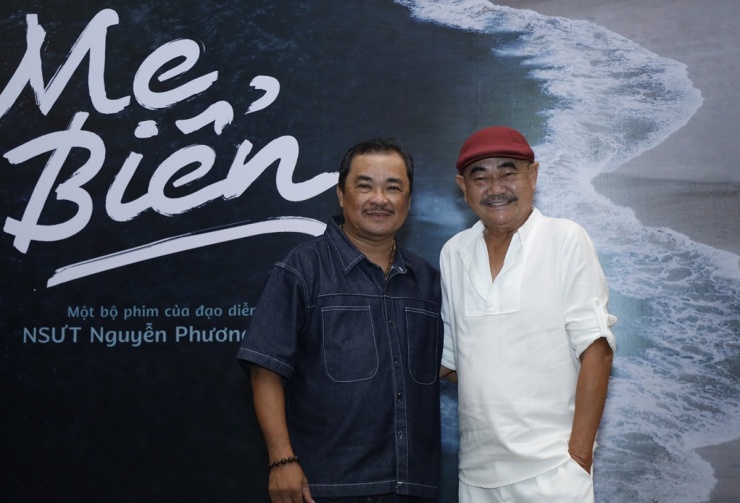 Việt Anh chụp ảnh cùng đạo diễn Phương Điền - người chỉ đạo thực hiện phim 'Mẹ biển'. Ông đóng vai một ngư dân hóa điên vì mất con.