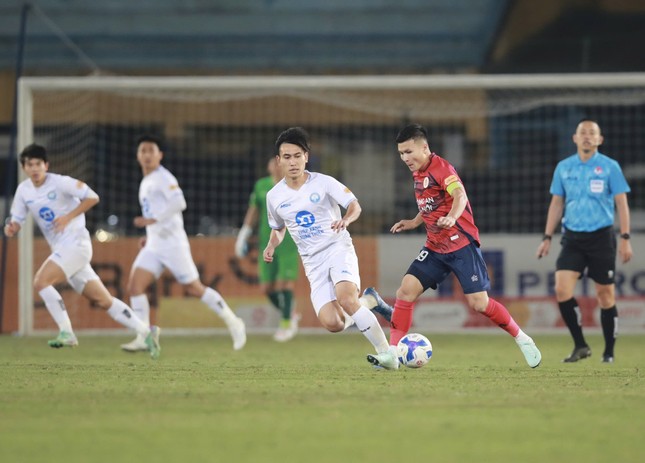 VAR được đánh giá hỗ trợ trọng tài trong điều hành các trận đấu ở V-League (ảnh V.T)