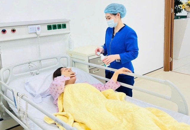 Nữ bệnh nh&acirc;n được cấp cứu sau tai nạn khi đi chụp ảnh tại b&atilde;i đ&aacute; s&ocirc;ng Hồng. Ảnh: Bệnh viện cung cấp