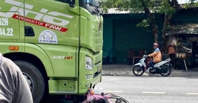 Tai nạn giữa xe container và xe máy, 1 nữ sinh viên tử vong