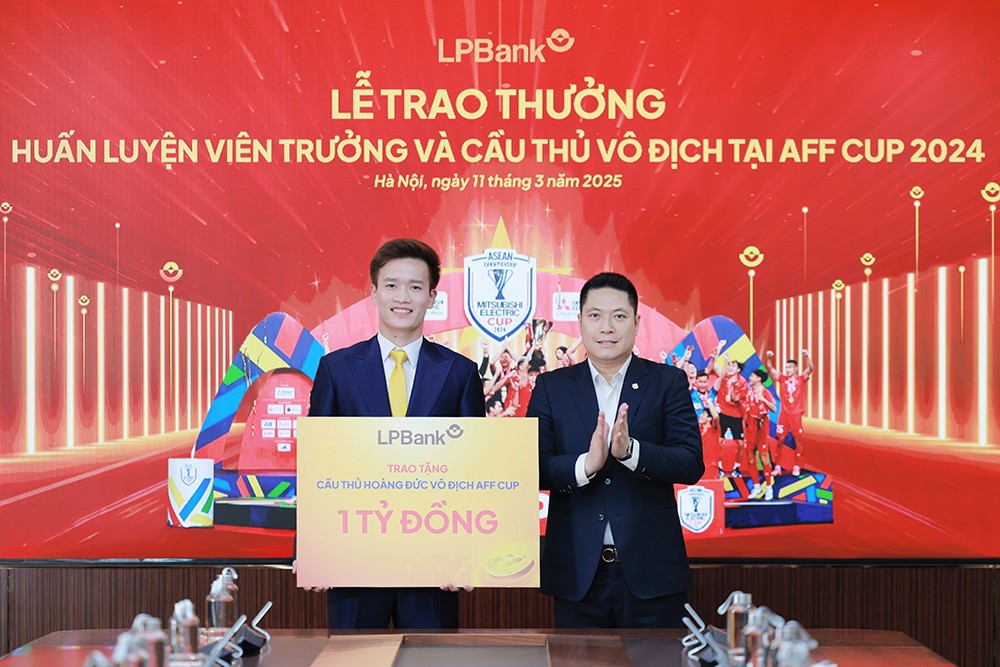 Ông Nguyễn Văn Thùy, Phó Chủ tịch HĐQT LPBank (phải) trao tặng 1 tỷ đồng cho cầu thủ Hoàng Đức