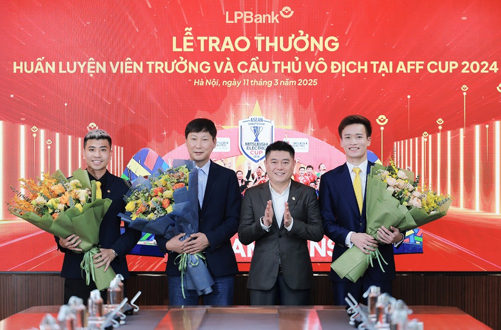 Ông Nguyễn Đức Thụy, Chủ tịch HĐQT LPBank (thứ 2 từ phải sang) tặng hoa chúc mừng Huấn luyện viên Kim Sang Sik cùng các cầu thủ Hoàng Đức, Đinh Thanh Bình