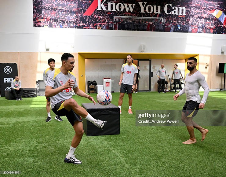 Arnold bị cho là có mâu thuẫn với Salah trên sân tập