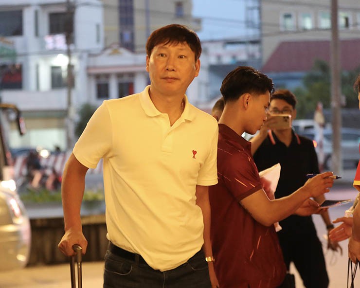 ĐT Việt Nam hội quân ở Bình Dương, tân binh Lý Đức lo lắng - 3