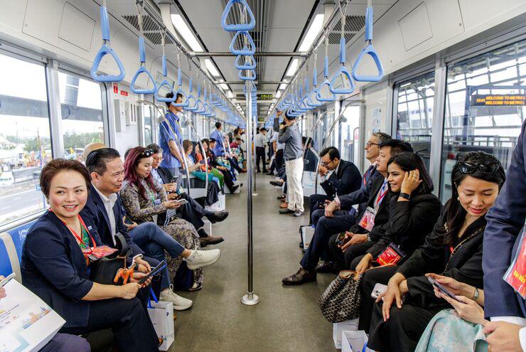 Hành khách trải nghiệm tuyến Metro Sài Gòn - Suối Tiên.